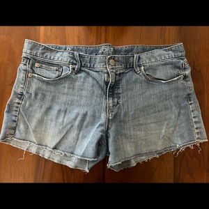 🏝 3 for $25 shorts! Loft denim shorts size 8, distressed hem with 3” inseam